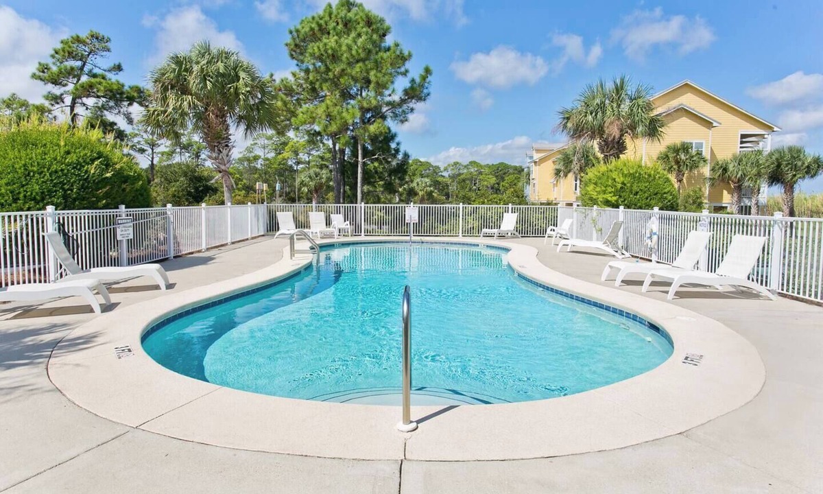 Innerarity Townhomes House | Relaxing Breeze: Great Views, Pool & 2 Kayaks!