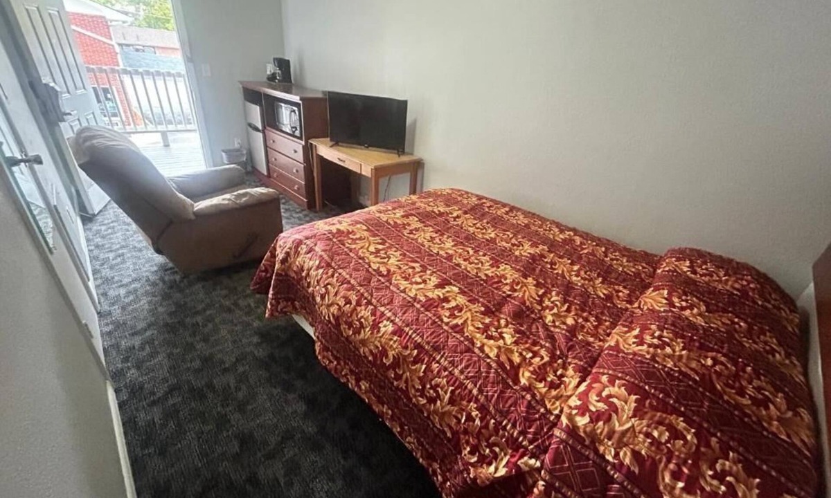 Oskaloosa Hotel | Relaxing Budget-Friendly Room Near Nature & Walking Trails, Free Parking