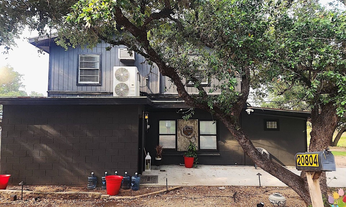Lakewood Estates Cottage | Relaxing cabin, dock accessible just steps away from Lake Travis. Dog friendly!