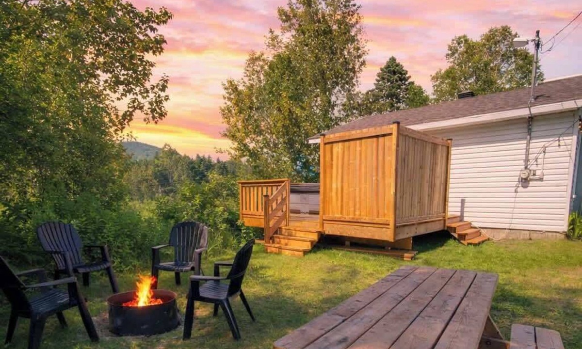 Saint-Tite-des-Caps Ski Chalet | Relaxing Chalet Getaway with Spa, Fireplace & BBQ