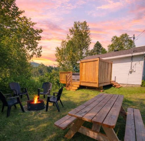 Saint-Tite-des-Caps Ski Chalet | Relaxing Chalet Getaway with Spa Fireplace & BBQ