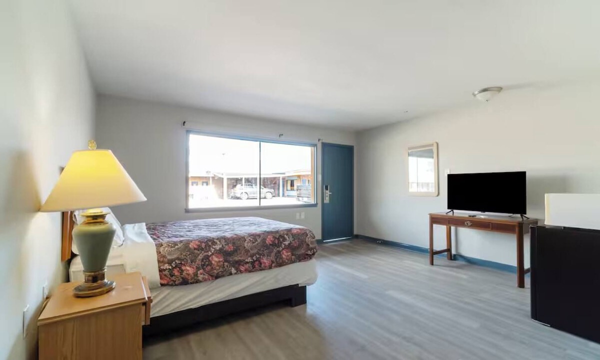 Clute Hotel | Relaxing & Convenient 2-Room Stay Perfect for Budget-Friendly Getaways