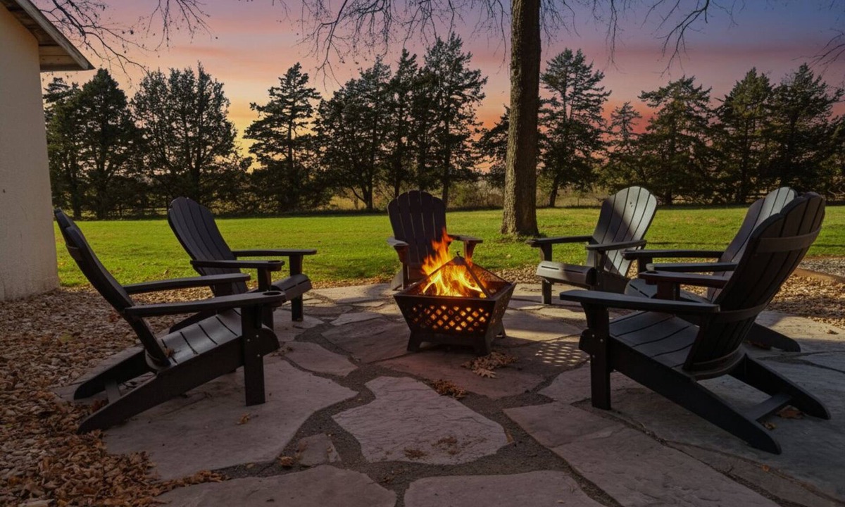 Lawrence House | Relaxing Country Hideaway on the Edge of Lawrence - Minutes to Mass Street!