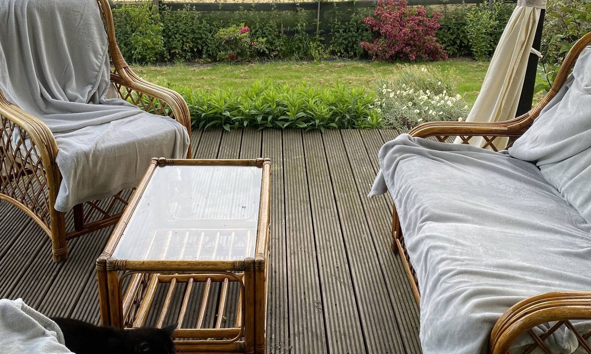 Saint-Cyr-du-Bailleul Apartment | Relaxing, tranquil studio space within a large garden, huge bed. Good internet