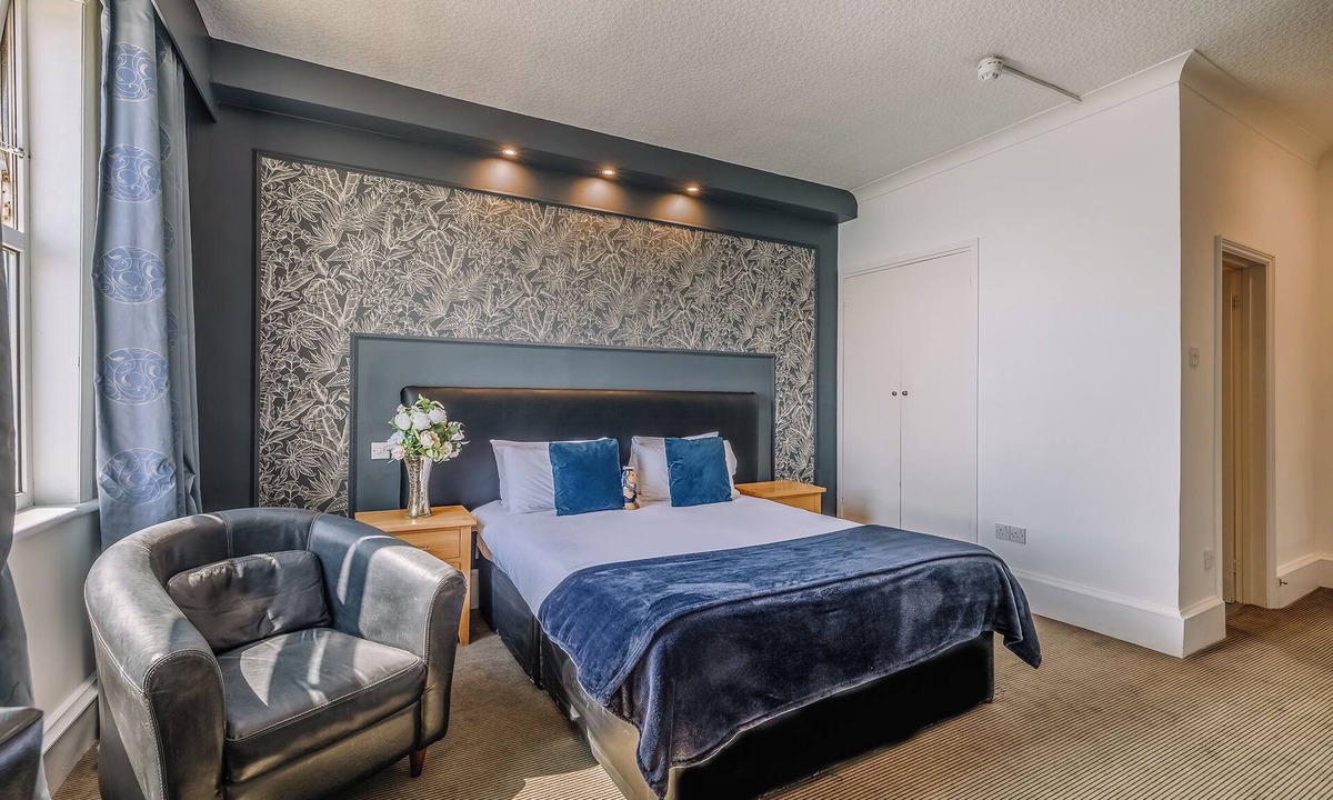 Westcliff-on-Sea Hotel | Relaxing Getaway with Tranquil Atmosphere - Breakfast, Parking & Beach Access