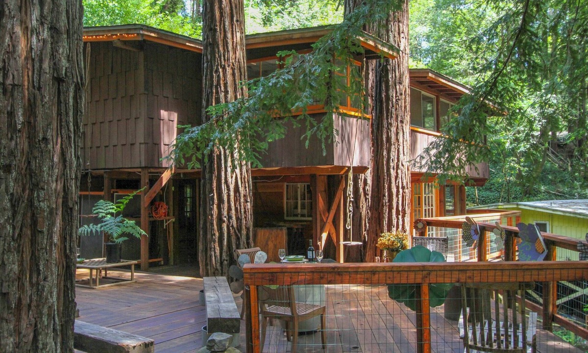 Rio Nido House | Relaxing Getaway in a Treehouse