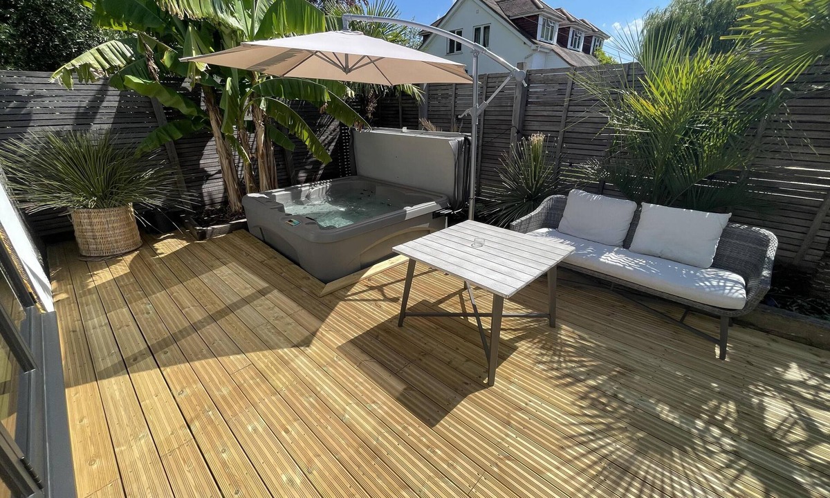 Wraysbury Cabin | Relaxing guest house with Jacuzzi & boat hire