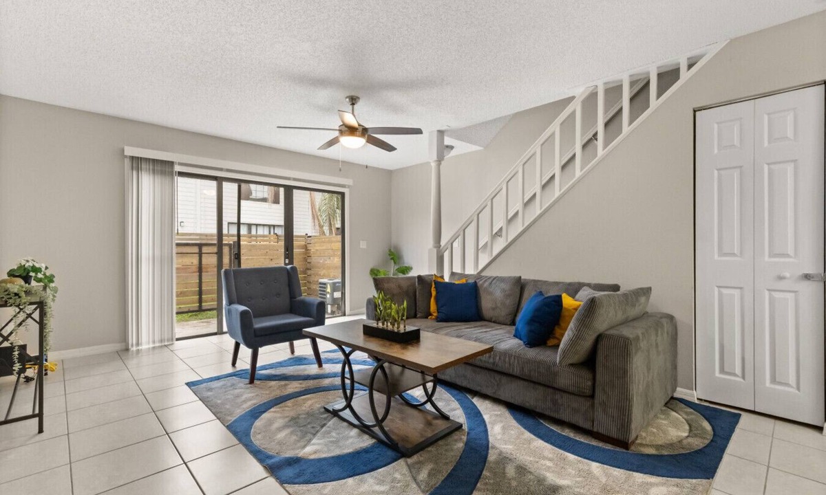 University Apartment | Relaxing Home By The Pond