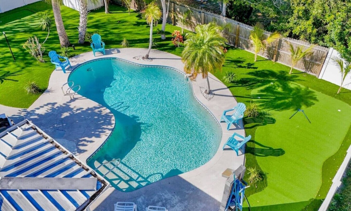 Largo Villa | Relaxing home Mini-Golf/heated pool 2/2