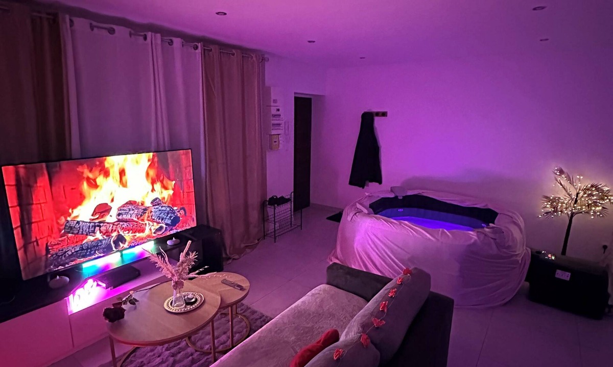 Freneuse Apartment | Relaxing Jacuzzi and boat Paris on the Seine