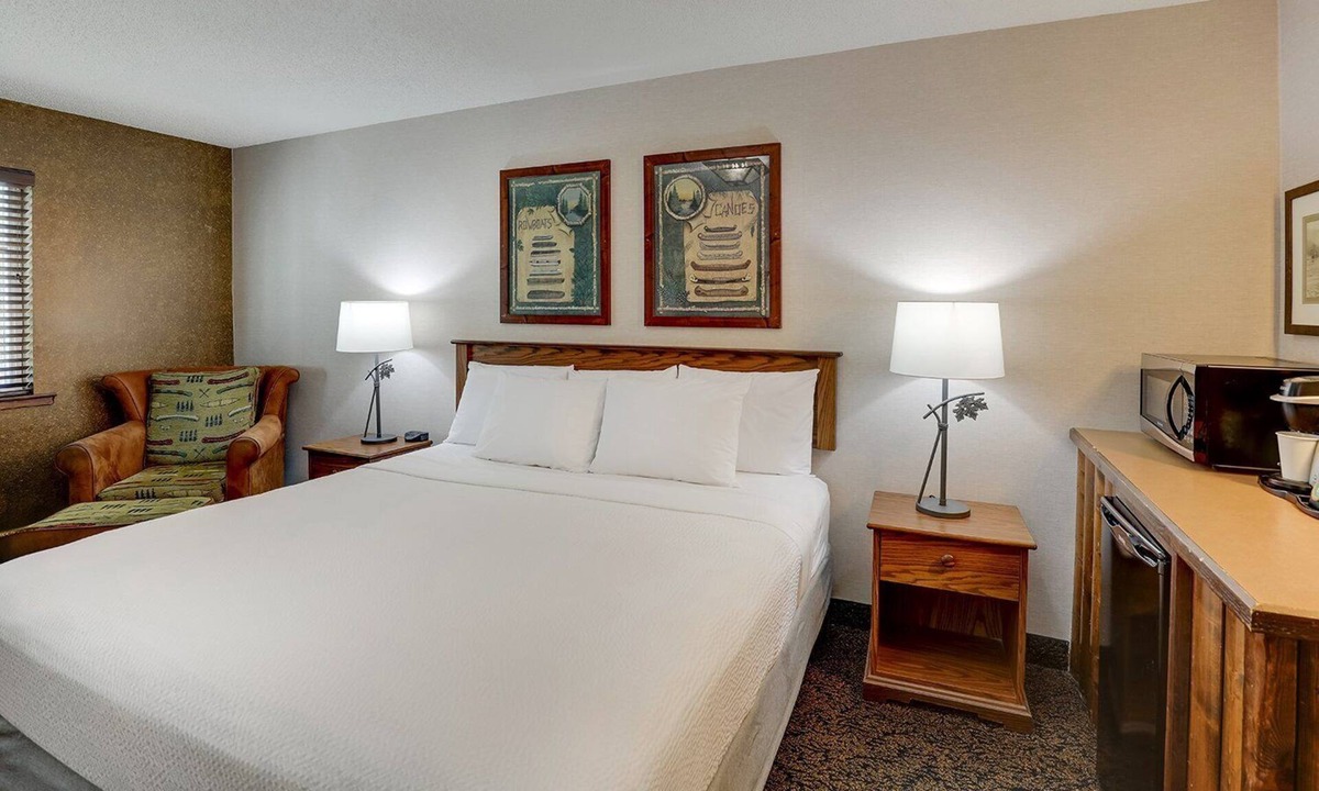 Johnston Hotel | Relaxing Johnston Stay: Full-Sized Kitchen Options w/Rustic Elegance, Pool