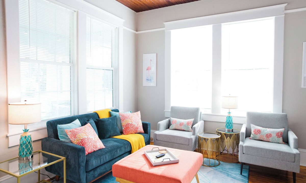 East Hill Apartment | Relaxing King Loft | Fast WiFi Access