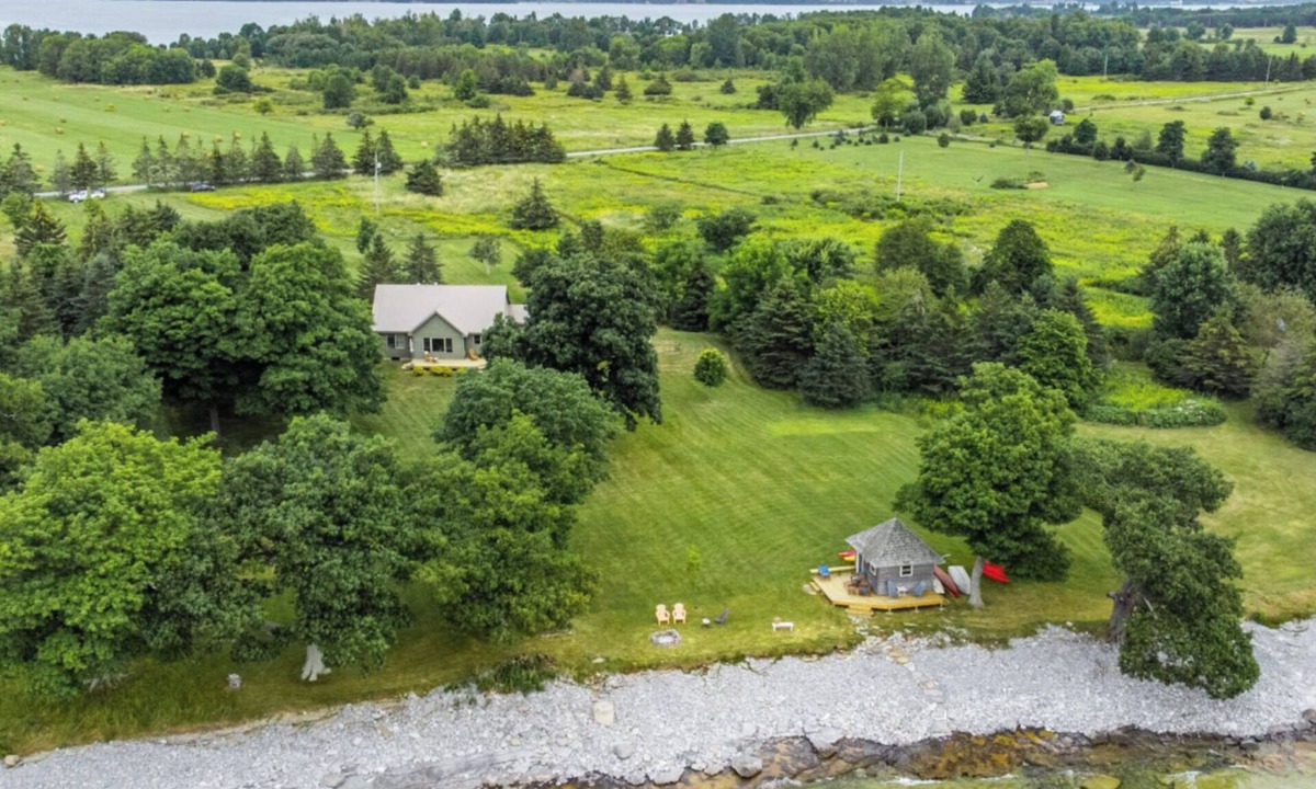 Kingston Cottage | Relaxing Lake Waterfront Home