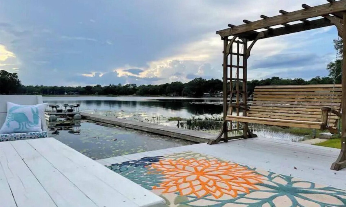 Edgar House | Relaxing Lakefront Cottage