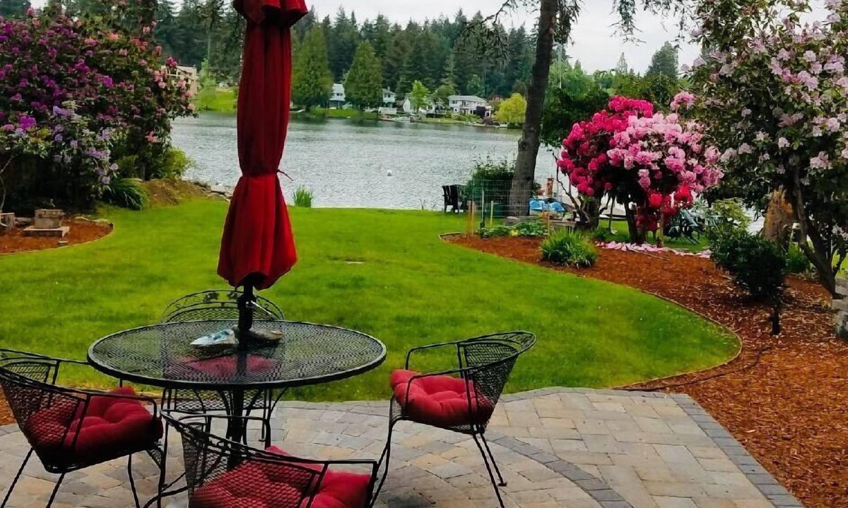 Federal Way House | Relaxing Lakefront Suite