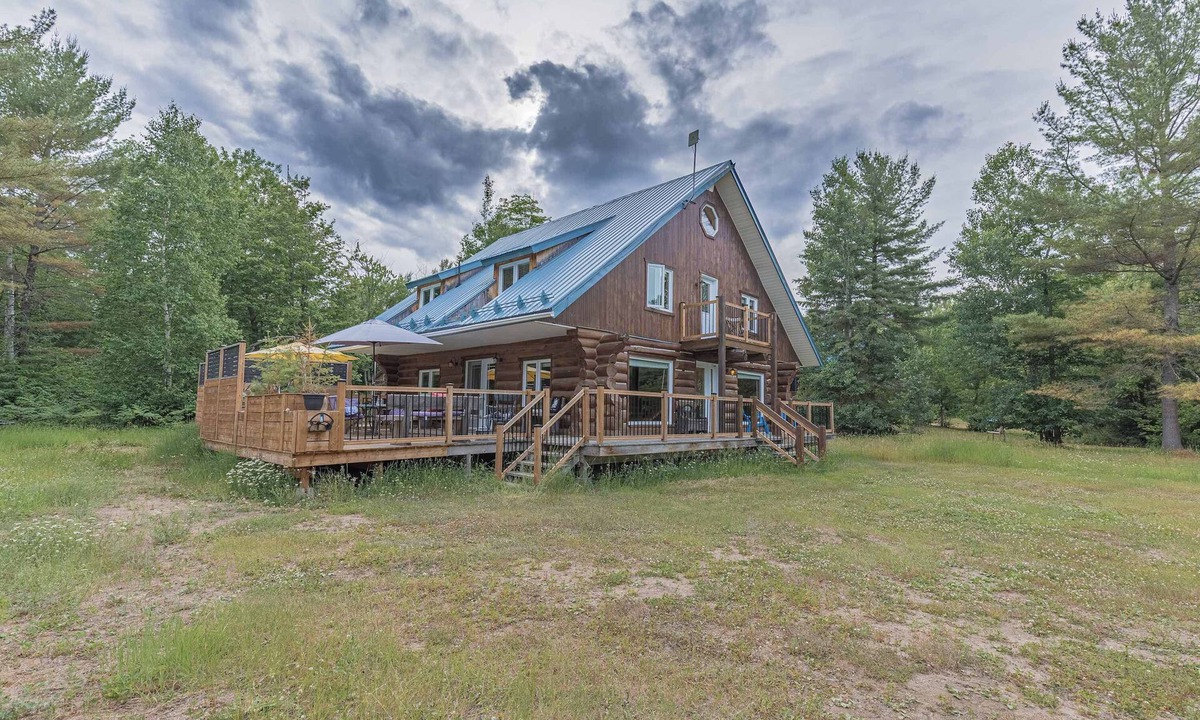 Notre-Dame-du-Laus Cabin | Relaxing Lakeside Getaway with Sauna & Hot Tub