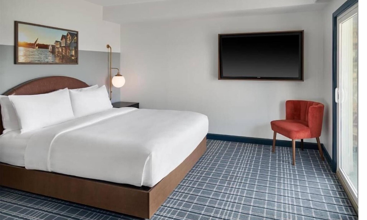 Canandaigua Hotel | Relaxing Lakeview Stay with Swimming Pool, Firepit Lounge and Kayaking