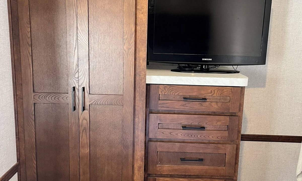 Wantage House | Relaxing large corner property with Campfire.