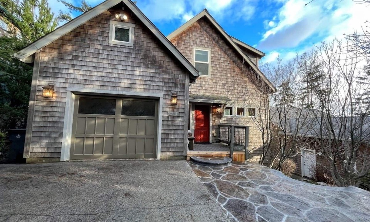 Manzanita House | Relaxing Large Spacious Home awaits you!