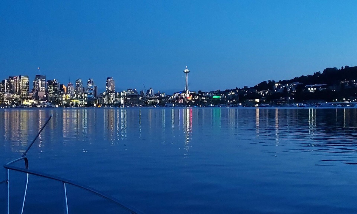 East Queen Anne Boat Rental | Relaxing Live-Aboard Boat Moored in Seattle's Famous Lake Union