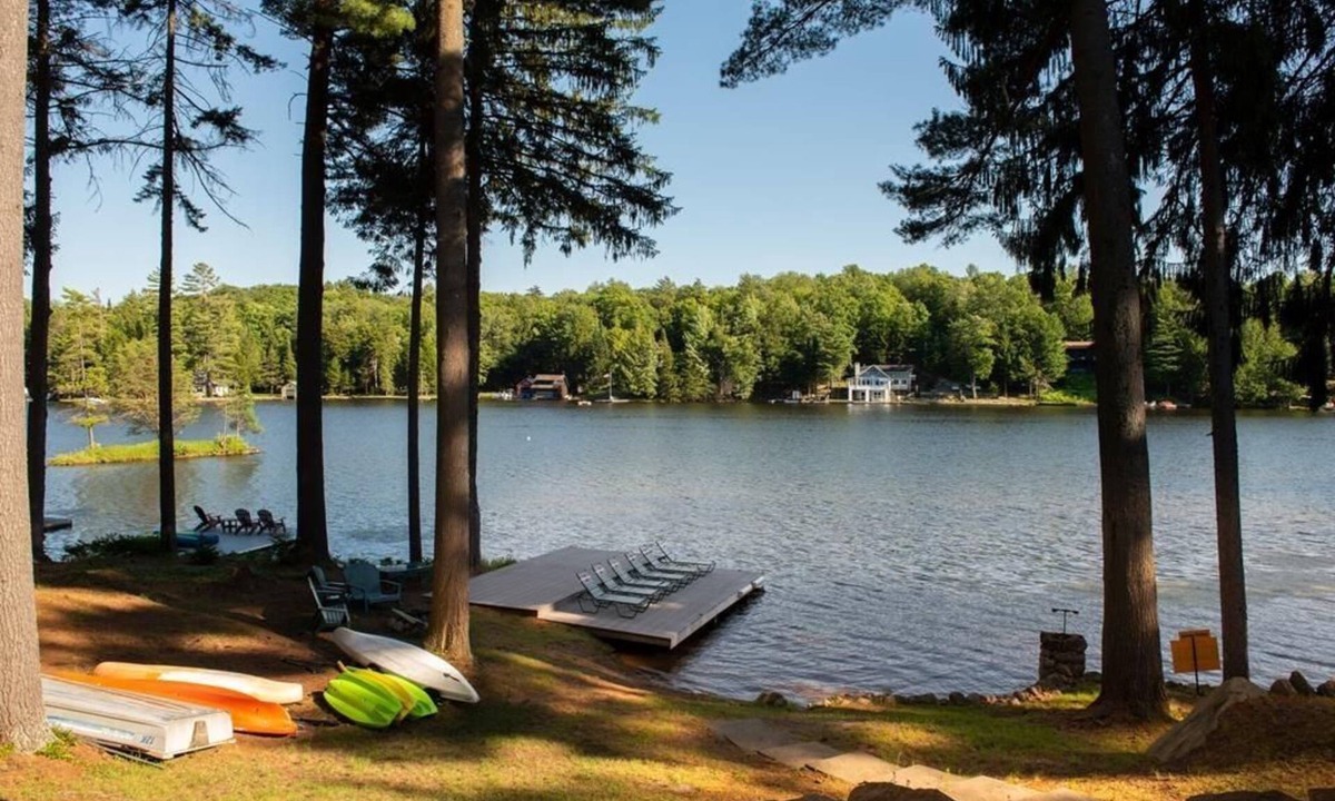 Town of Webb House | Relaxing Luxury Lakefront Stay - Short walk to Town, Water Safari & Dining.
