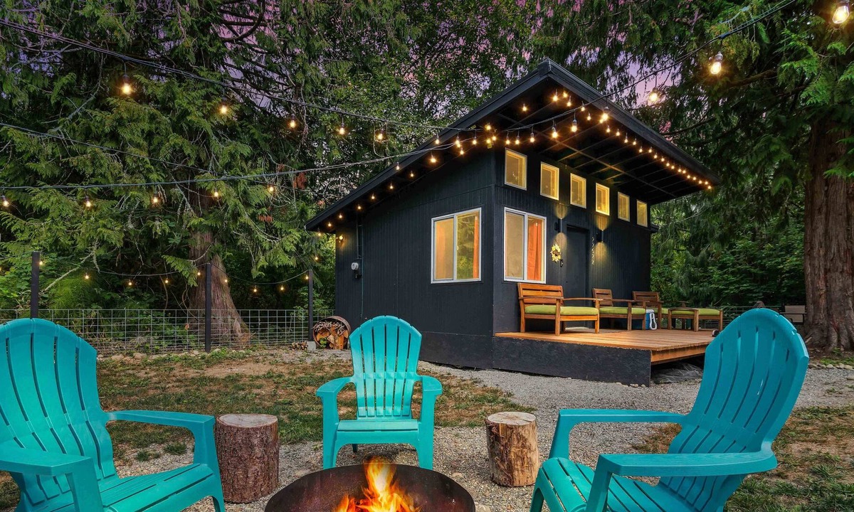 McKenna Apartment | Relaxing, Magical Forest Tiny Home - Fully Fenced