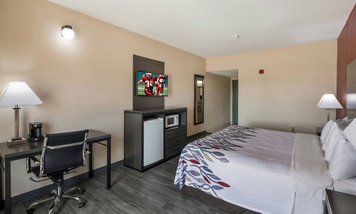 Manor Hotel | Relaxing Overnight Stay Minutes to Downtown Austin | Free Parking