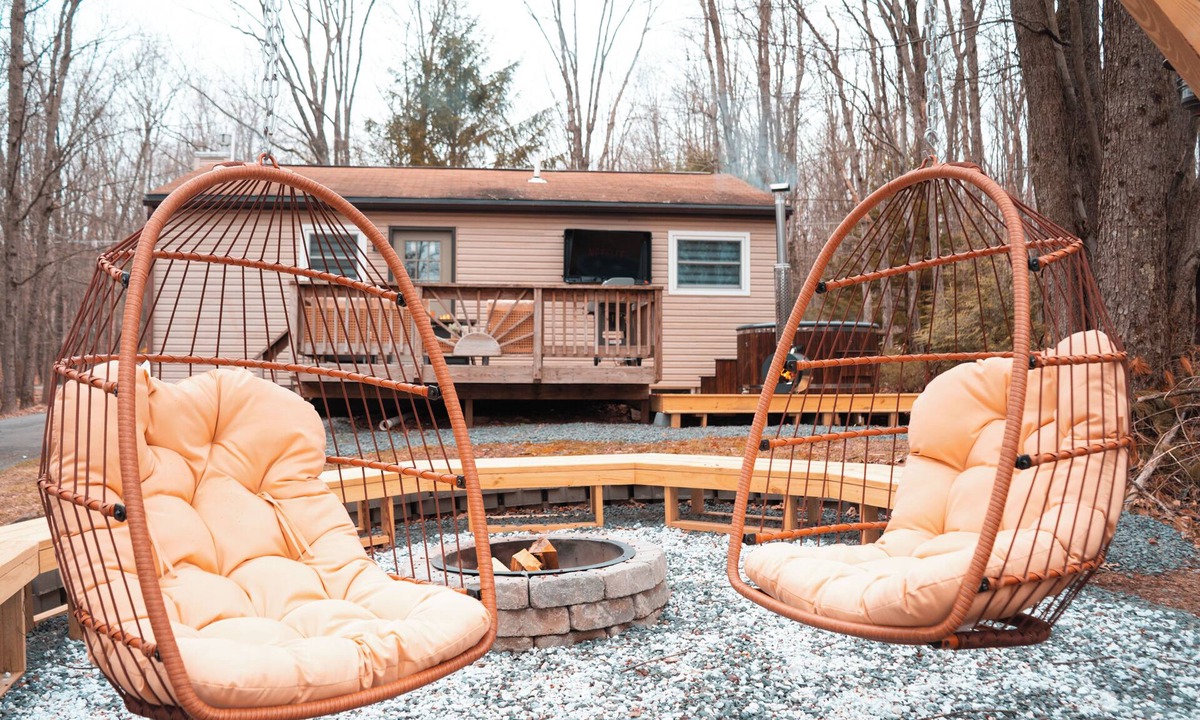 Mount Pocahontas Cabin | Relaxing Pocono Escape Hot Tub Sauna Outdoor TV