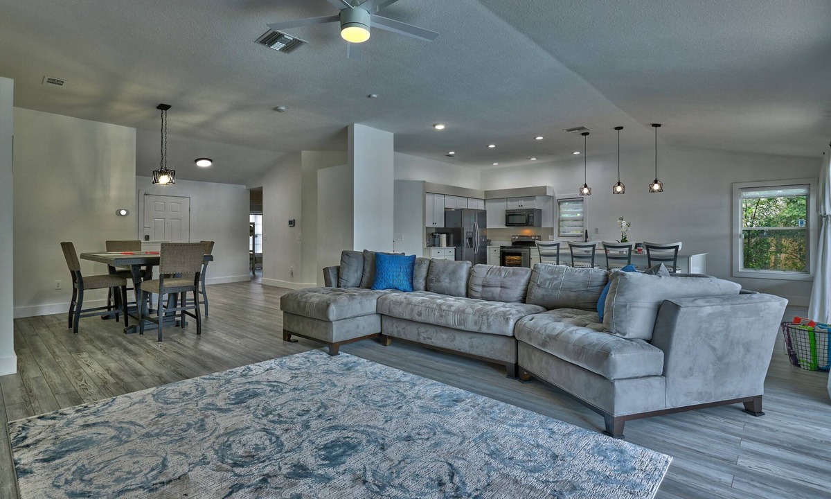 Valrico House | Relaxing Pool Home w/lake- Centrally Located, Heated Pool