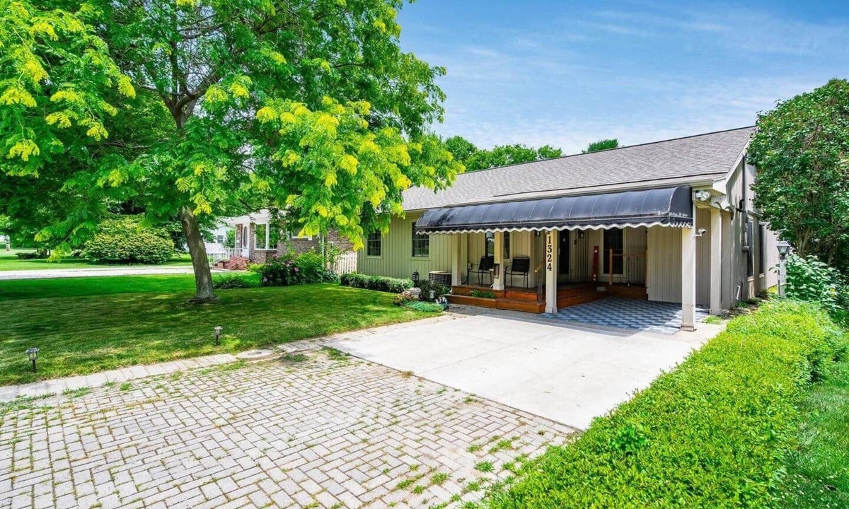 Kingsville House | Relaxing Pool Retreat Near Wineries & Point Pelee