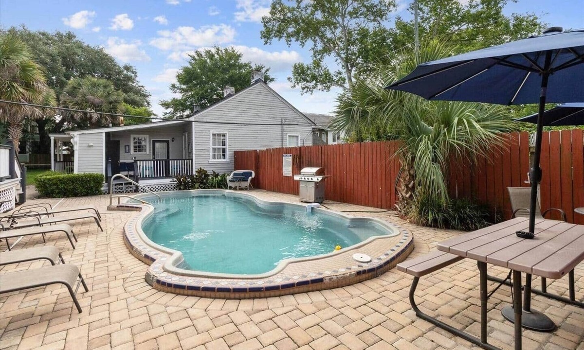 Dixon Park House | Relaxing Poolside Condo