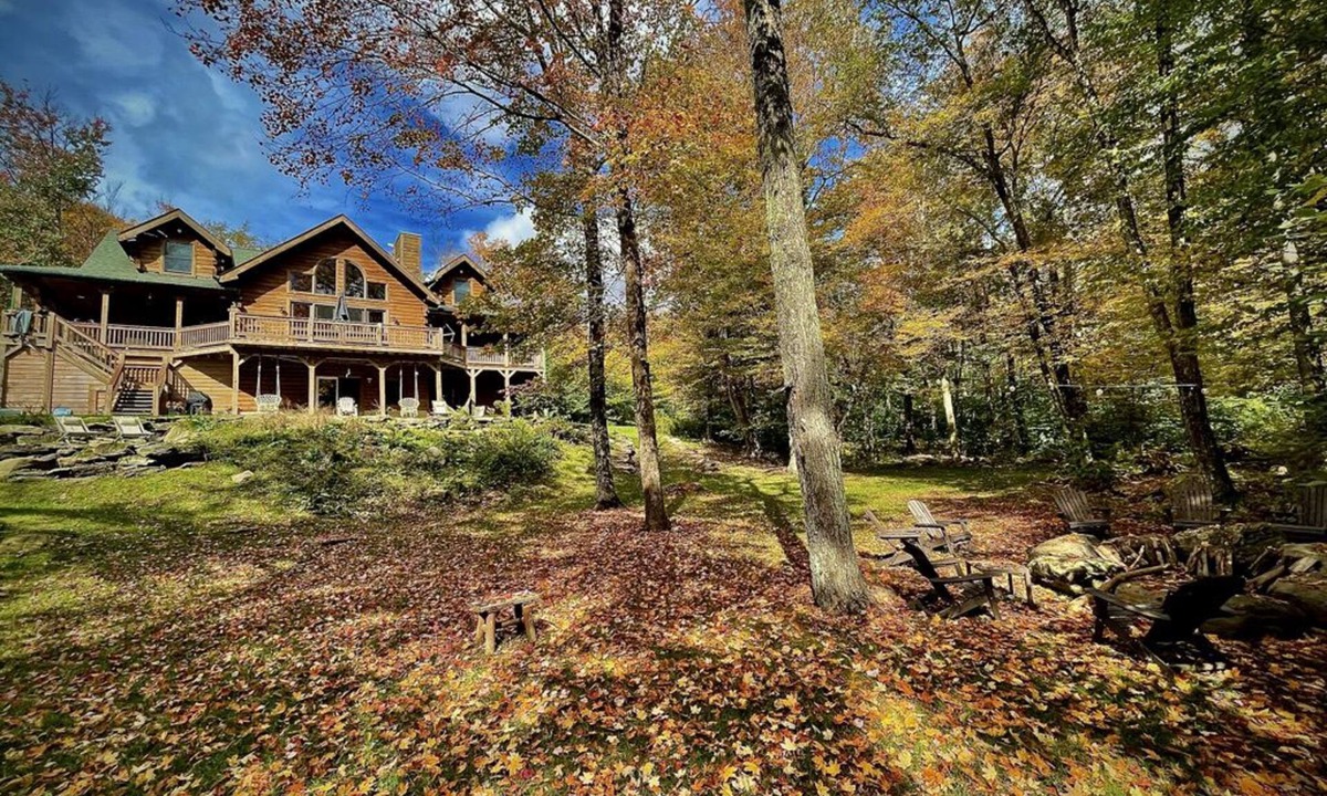 Livingston Manor Ski Chalet | Relaxing retreat - Lake - HotTub - Firepit - Gameroom - Pet Friendly - sleeps 10