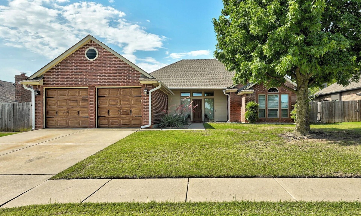Norman House | Relaxing Retreat in Norman + community pool