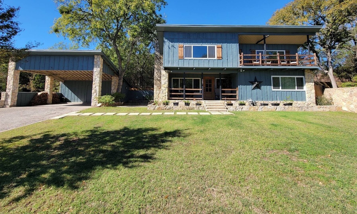 Clifton House | Relaxing retreat lake access within 5 min- pet & family friendly w/ fire pit!