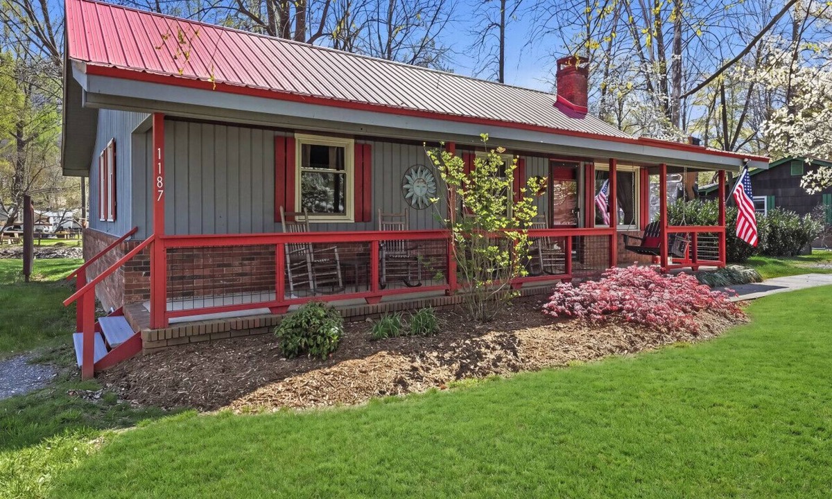 Maggie Valley Cabin | Relaxing Retreat on Jonathan Creek