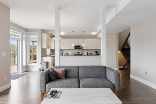 Colborne House | Relaxing Retreat Office, Patio, Nature and Netflix