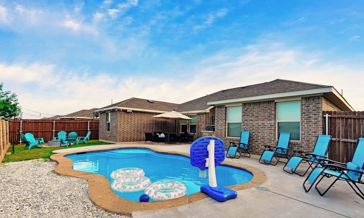 Grand Prairie House | Relaxing Retreat with HOT TUB & Pool. Fun in a Cozy Home .