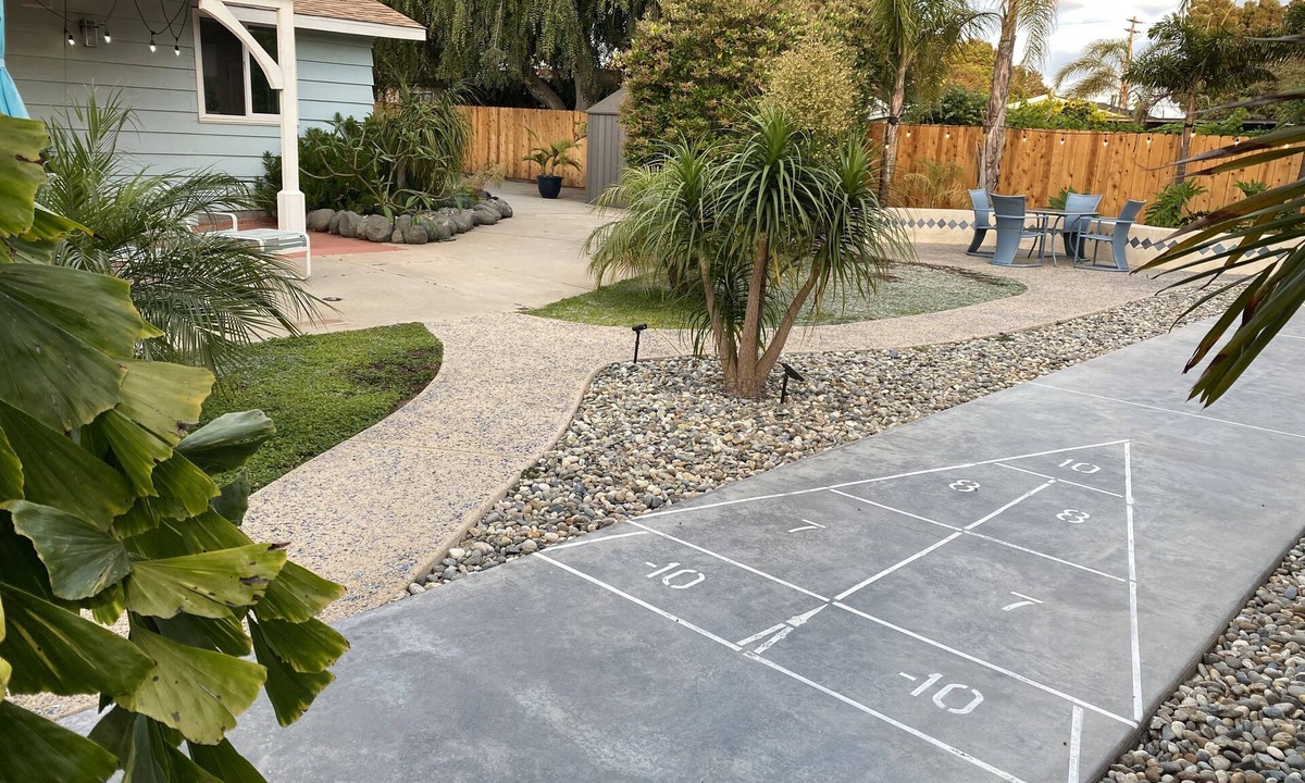 South Oceanside House | Relaxing, Romantic, and Fun! Private, Quiet, and Less than a mile to the Ocean!