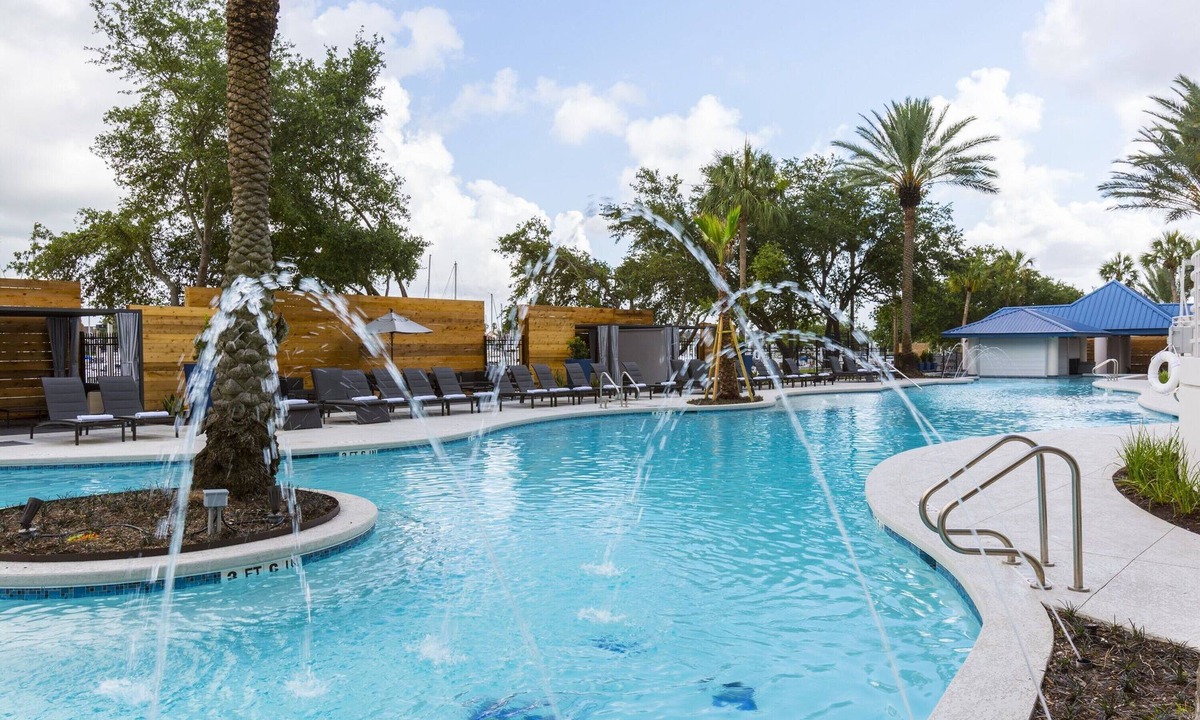 League City Hotel | Relaxing Room with Swimming Pool & Nautical Décor for a Perfect Getaway