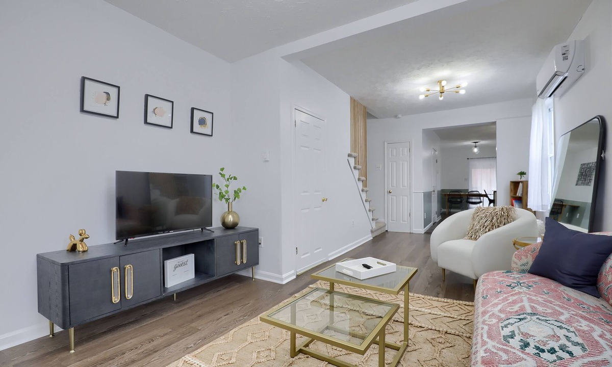 Ephrata House | Relaxing Small Town Retreat - Yard and Parking