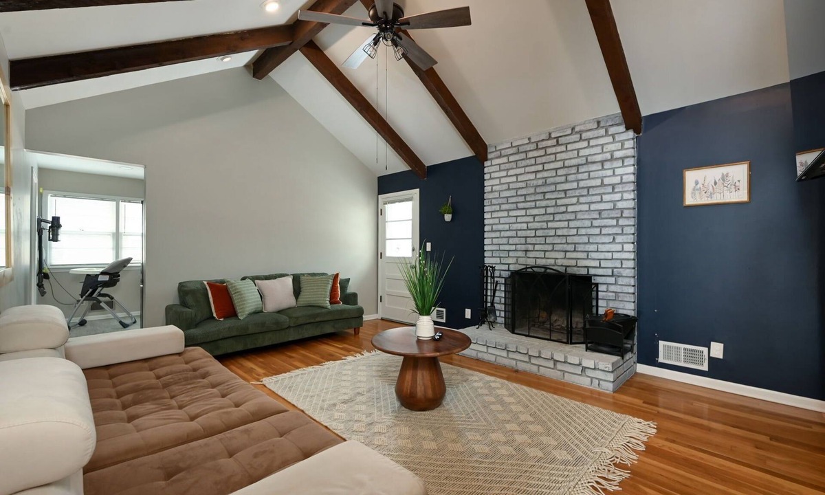 Grandview House | Relaxing Space for Families & Friends — Sleeps 10 + Pet-Friendly