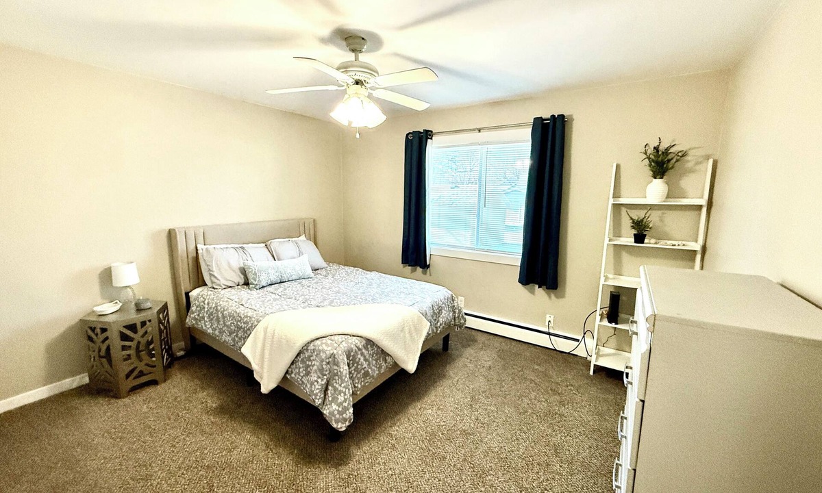 Cedar Rapids Apartment | Relaxing Space