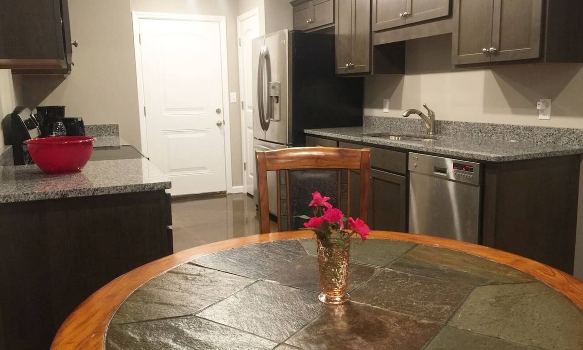 Jonesboro Apartment | Relaxing Stylish Getaway – 2BR in Jonesboro : A
