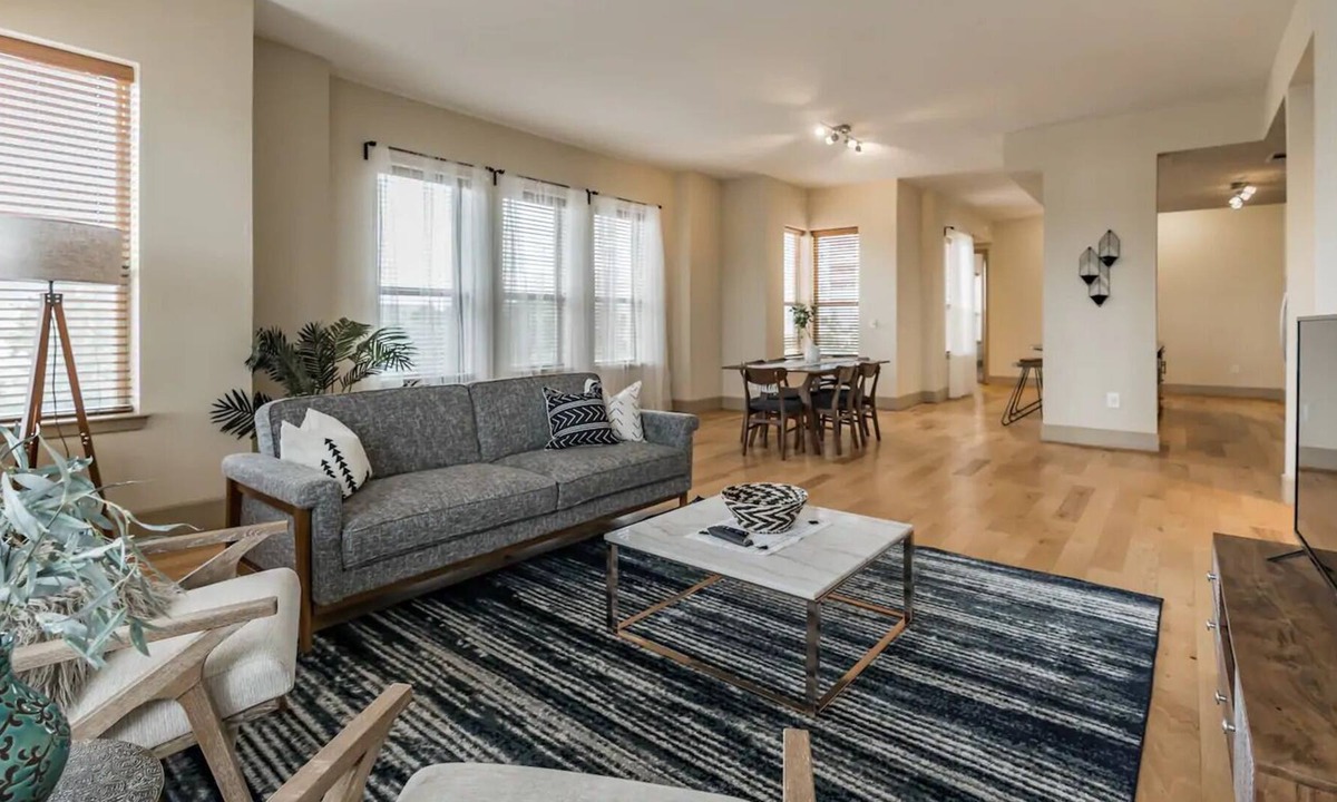 Greenway Plaza-Upper Kirby Apartment | Relaxing Suite + Pool + Gym