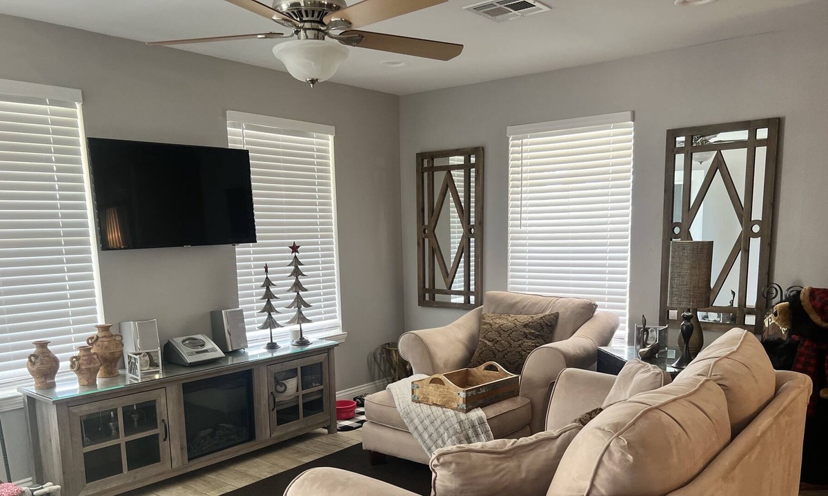 Springfield House | Relaxing sweet peaceful 2 bedroom 1.5 bathroom bungalow