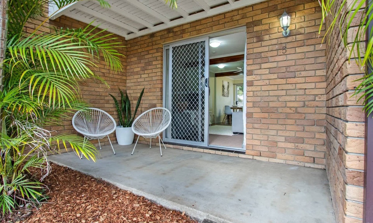 Pialba House | Relaxing Townhouse Steps from the Beach