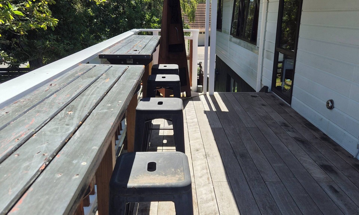 New Plymouth House | Relaxing treetop house.