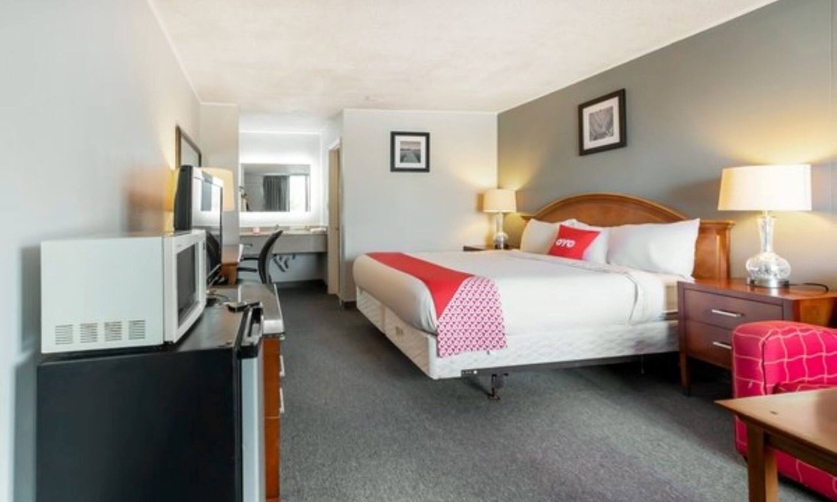 Jennings Hotel | Relaxing King Unit! Close to Golf Course, Large Bed, High-Speed Wi-Fi Included!