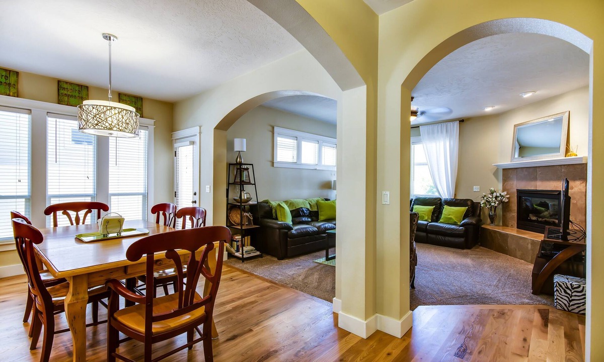 Meridian House | RELOCATION SPECIALISTS Open FP, Pool Access, Park/Playground, ASK SPECIALS!