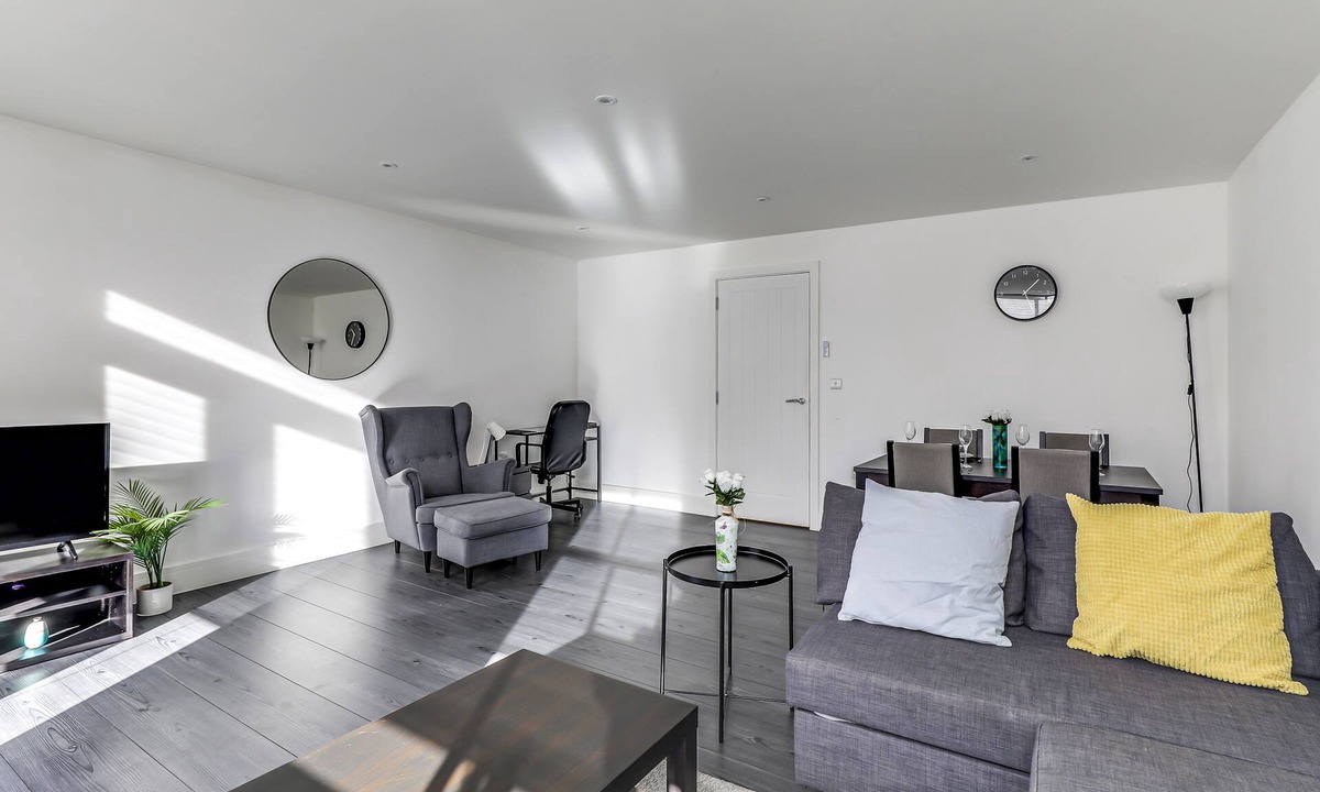 Canterbury Apartment | Relocators | Contractors - Exceptional Spacious Apartment
